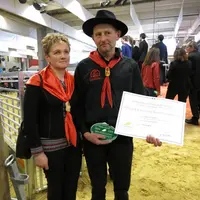 Roger et Roselyne Chapelle ont reçu des mains du Ministre Stéphane Le Foll, le Prix d’Excellence Agri Écologique pour leur prairie de fauche de mon
