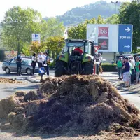 Mobilisation des éleveurs auvergnats, mercredi dernier au Carrefour d’Issoire.