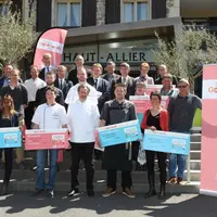 Le jury et les 9 finalistes devant le restaurant du Haut-Allier de Philippe Brun-à Pont d’Alleyras Haute-Loire.
