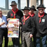 Jeudi 23 avril, les membres de l'Association du Fin gras étaient réunis devant les abattoirs d'Aubenas, exceptionnellement ouverts à la visite, pour p