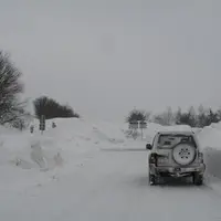 Sur route enneigée, la prudence et la prévoyance sont de rigueur.