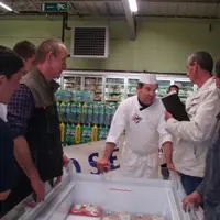 Les éleveurs de porc en présence de responsables du magasin Intermarché et du chef du rayon boucherie de la grande surface.
