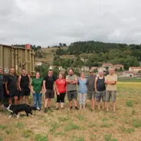 Les associés (au centre) soutenus par leurs voisins, agriculteurs ou non, sur la parcelle où le chantier de construction devrait déjà avoir commencé.