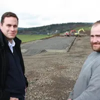 Vincent Prévost conseiller Cerfrance Haute-Loire et Benoît Mondon devant le chantier de construction des deux poulaillers.