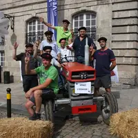 Les Jeunes agriculteurs avec leur béret sur un vieux tracteur 
à essayer devant la mairie.