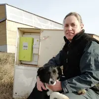 Fabienne Demars devant son compteur Linky.