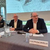 À la tribune : Franck Roux, président délégué Haute-Loire, Bertrand  Relave, directeur général et Jean-Michel Javelle, président.