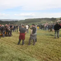 La journée de démonstration a attiré de nombreux agriculteurs désireux de se perfectionner dans le domaine de la récolte de l'herbe.