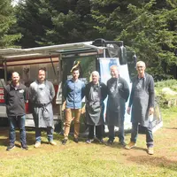 Les éleveurs de Haute-Loire en compagnie du boucher Mickaël Chabanon devant le food-Truck d'Interbev.