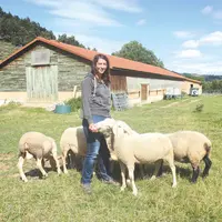 Audrey Dulondel devant sa bergerie à Croisances.