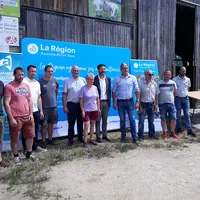 Le 13 juillet, les représentants de la Région sont venus présenter le plan d’aide pour la filière ovine  au Gaec des Ovanches.