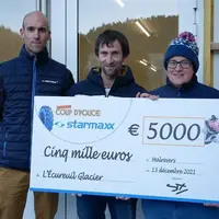 Pauline et Claude Bonnet ont reçu un chèque de 5 000 euros pour réaliser leur projet .