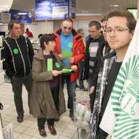 Les rayons des grandes et moyennes surfaces du département, débarrassés des produits Lactalis, suite aux actions des producteurs.