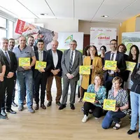 Les collèges, les écoles et l'Éhpad qui se sont engagés ont reçu une plaque attestant de l'approvisionnement local de leur établissement.