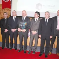 Hubert Desjonquères, PDG de Lyocentre, reçoit le trophée du coach Cantal 2008 des mains du préfet, Paul Mourier.