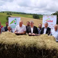 Avant la signature proprement dite, visite de terrain, au Gaec de la Pradelle de Roannes-Saint-Mary. 