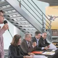 Jean-Marie Songy, directeur du festival, entouré ici de la vice-présidente d’Éclat, du président Mézard, du maire Mathonier et du directeur délégué de