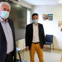 Le président Picard et son directeur Arnaud Semeteys, devant l'écran géant dont la Fédération 
des chasseurs a fait l'acquisition, pour suivre des réu
