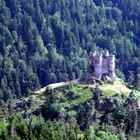 La configuration particulière du site du château d’Alleuze a inspiré un conte mythologique à Dominique Touzé.