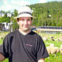Julien Leron passera trois mois sur les pentes du Lioran et veillera sur le bien-être des animaux confiés par les éleveurs de l’association pastorale,