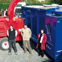 Thierry Touyre (au centre) entouré d’Annick Garsault et de Damien Puech, a acquis l’unique camion souffleur de combustible bois d’Auvergne.
