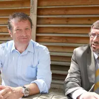 Philippe Fabre, président de l'association de la Transhumance entre Lot et Cantal, aux côtés de Pascal Moins de Groupama, partenaire.