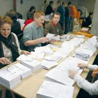 A la préfecture : la préparation du matériel de vote avant l’expédition.
