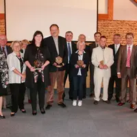 L’ensemble des lauréats 2014 des trophées de l’entreprise accompagnés de nombreuses personnalités.