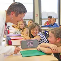 Marilyne Rémer, inspectrice d’académie, ici en visite dans l’école flambant neuve de Saint-Étienne-de-Maurs.