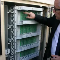 Bruno Janet explique le fonctionnement d’une armoire “fibre optique”.