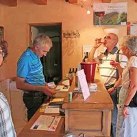 Dégustation du millésime 2012 avec Isabelle et Serge Broha, dans leur point de vente de la ferme de la Vidalie, à Vieillevie.