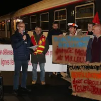 Après un week-end à Paris, accueil des voyageurs du train de nuit, sur le quai de la gare d'Aurillac.