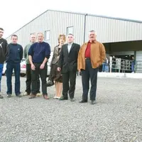 Jean-Luc Lacombe et son épouse Laurence, entourés de leurs collaborateurs, devant le nouveau centre d’allotement, qui devrait accueillir ses premiers