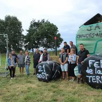 Une partie de l'équipe d'organisation sur le site où un tracteur en paille indique d'ores et déjà l'événement.