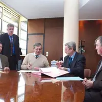 Le président Jacques Mézard a signé lundi le premier compromis de vente de terrain avec Guy Demaison.