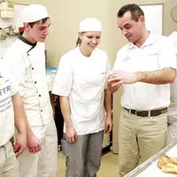 L'équipe de France de boulangerie : Cyrille Martin, Antonin Racinet, Déborah Ott, Stéphane Manach (coach) et Claude Casado.