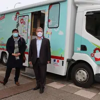 Sylvie Lachaize et Bruno Faure devant le bus numérique en cours d’équipement pour permettre la réalisation de tests PCR.