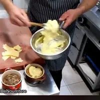Le chef du Cromesquis met une dernière touche à son parmentier de salers au cantal gratiné...