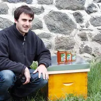 David Pigeon commercialise son miel dans des pots vendus au marché d’Aurillac et de Maurs.
