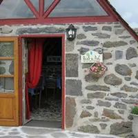 Pierre Mathieu - qui a repris la ferme auberge parentale - a récemment accueilli sur son exploitation la sous-préfète de Mauriac.