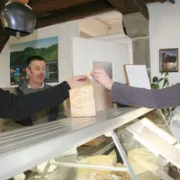 Daniel Fruquière et Jean-Pierre Lafeuille fiers de faire déguster leur cantal AOPau lait cru.