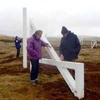 Les claies de l’artiste Camille Henrot sont en train d’être installées sur les estives de Pailherols.Blanches, elles disparaissent sous la neige et re