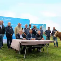 Signature officielle à 1 300 m d'altitude, en présence de nombreux conseillers régionaux, du Draaf, des syndicats agricoles, d'éleveurs (dont ceux eng