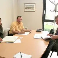 Marie Lacombe (animatrice d’Agri Emploi 15), Michel Combes et Bernard Filhol ont évoqué le partage d’emplois entre communes et agriculteurs.