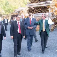 Rémi Bordet, à droite, fait découvrir son site de stockage à Jean-François Delage, préfet, et aux acteurs économiques du Cantal.