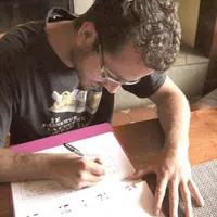L’utilisateur relève sur un cahier les heures échangées avec les exploitations voisines. 