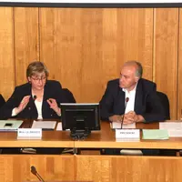 Les élus consulaires réunis autour de leur président Patrick Escure et du préfet du Cantal.