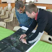 Yann Rolland (à droite) et la carte finale des échanges.