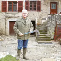 Louis-Jacques Liandier, serpette en main, dans le petit village de Bousselargues près de Blesles (43) où il passe le plus clair de son temps.