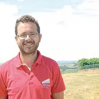 Denis Boudou sur son exploitation de Saint-Constant-Fournoulès, en Châtaigneraie cantalienne.